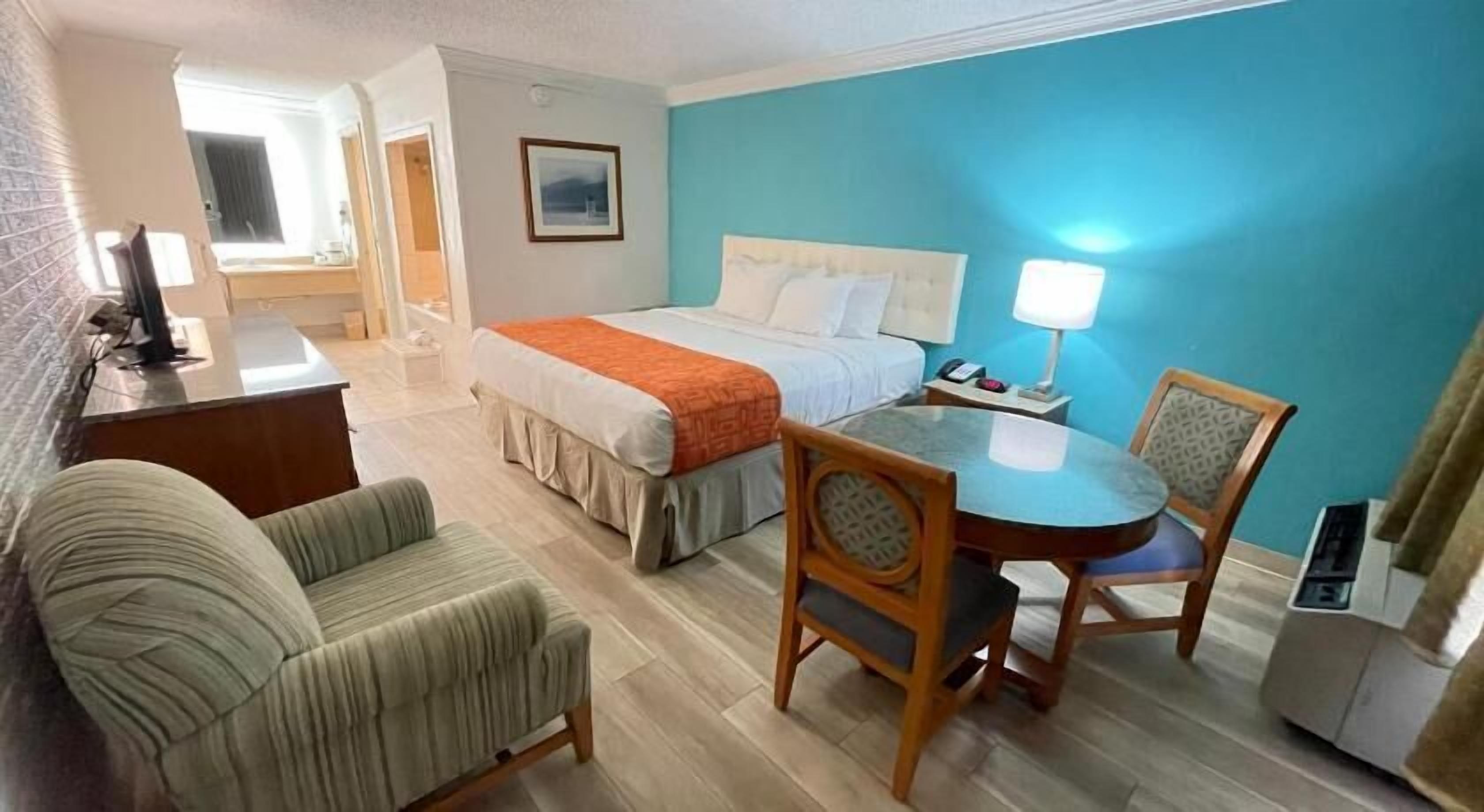 Tabla de planchar con plancha, wifi gratis y ropa de cama 