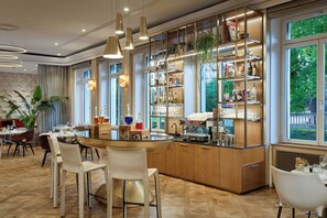 Télévision LCD, films à la carte, espaces bureaux