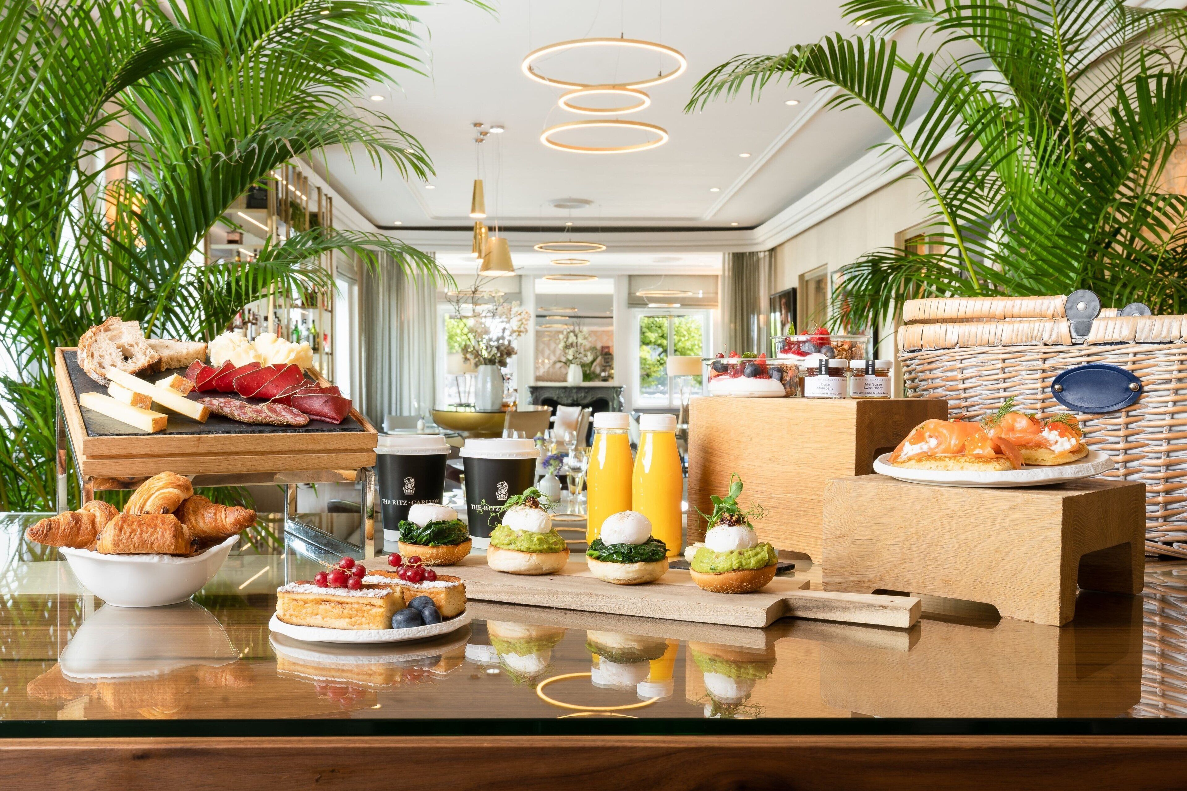 3 nhà hàng, phục vụ bữa sáng, bữa trưa, món ăn mang phong cách quốc tế 