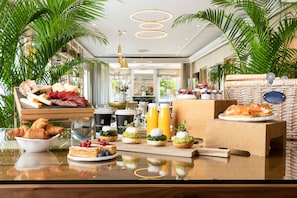 3 restaurants, breakfast, lunch, dinner served; international cuisine