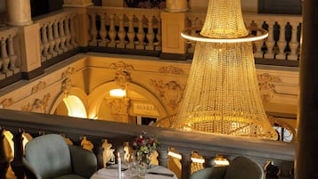 3 間餐廳,供應早餐、午餐和晚餐,國際料理