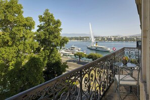 Deluxe Room, 1 King Bed, Non Smoking, Lake View