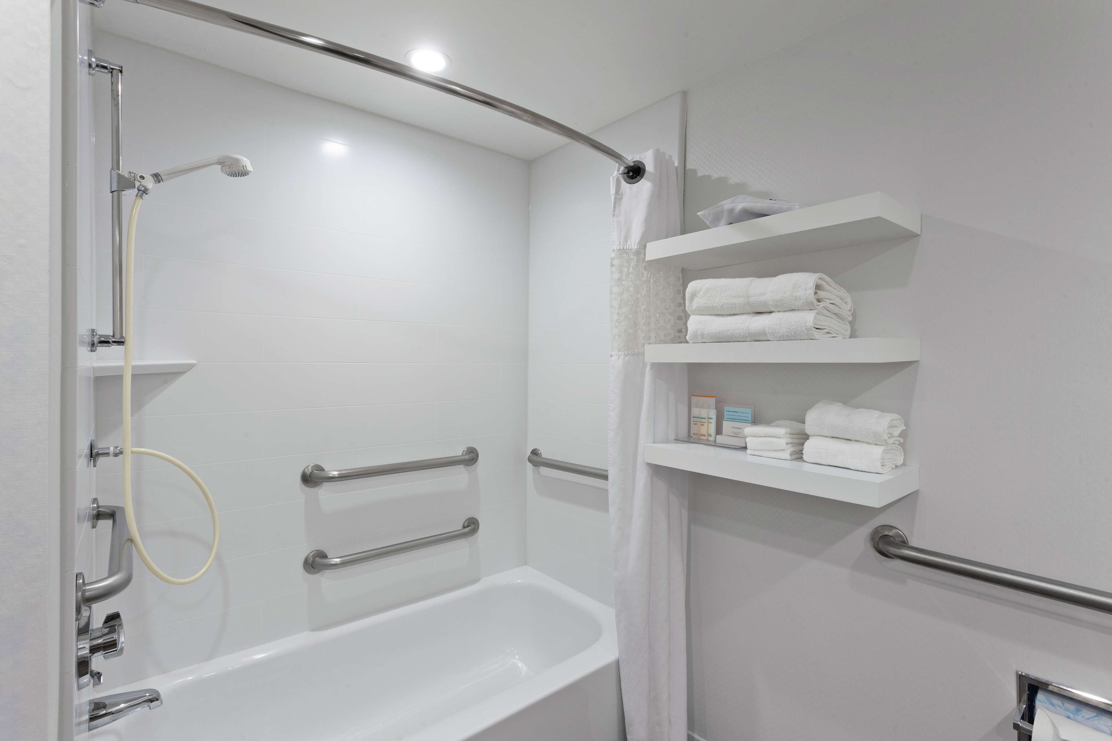 room, 1 king bed, accessible, bathtub | bathroom | free toiletries, hair dryer