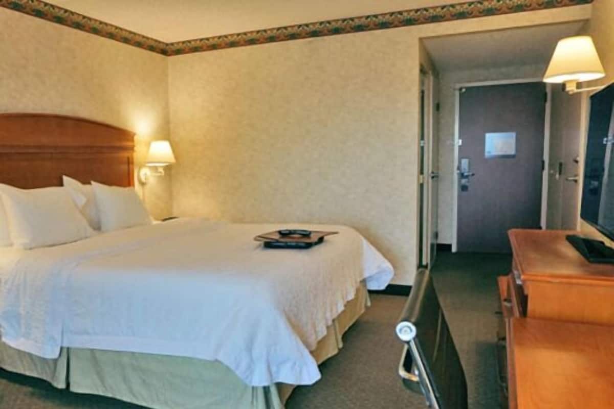 Allergikerbettwaren, Schreibtisch, Bügeleisen/Bügelbrett