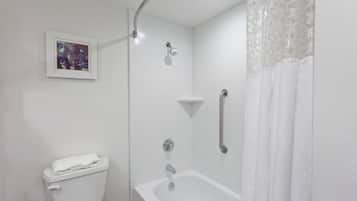 Un baño moderno con inodoro, bañera y ducha.