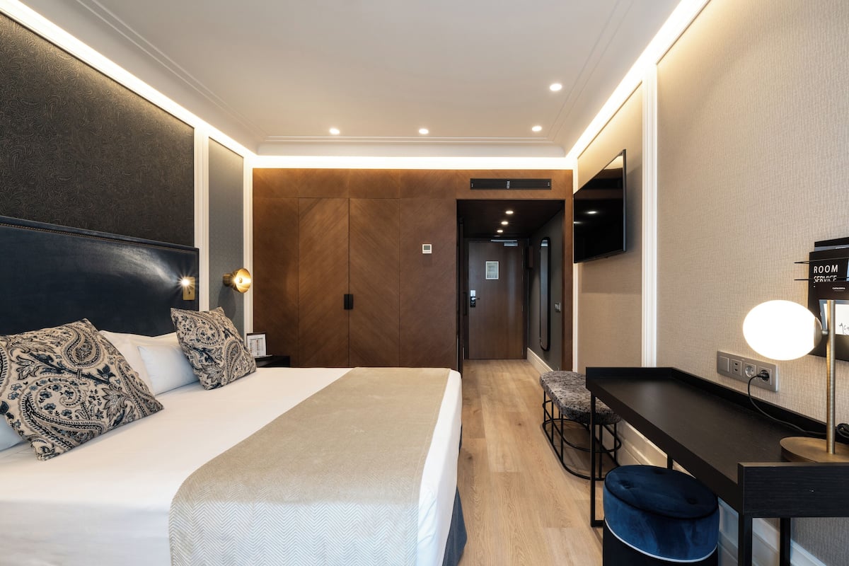 Frigobar, cofres nos quartos, escrivaninha, quartos à prova de som