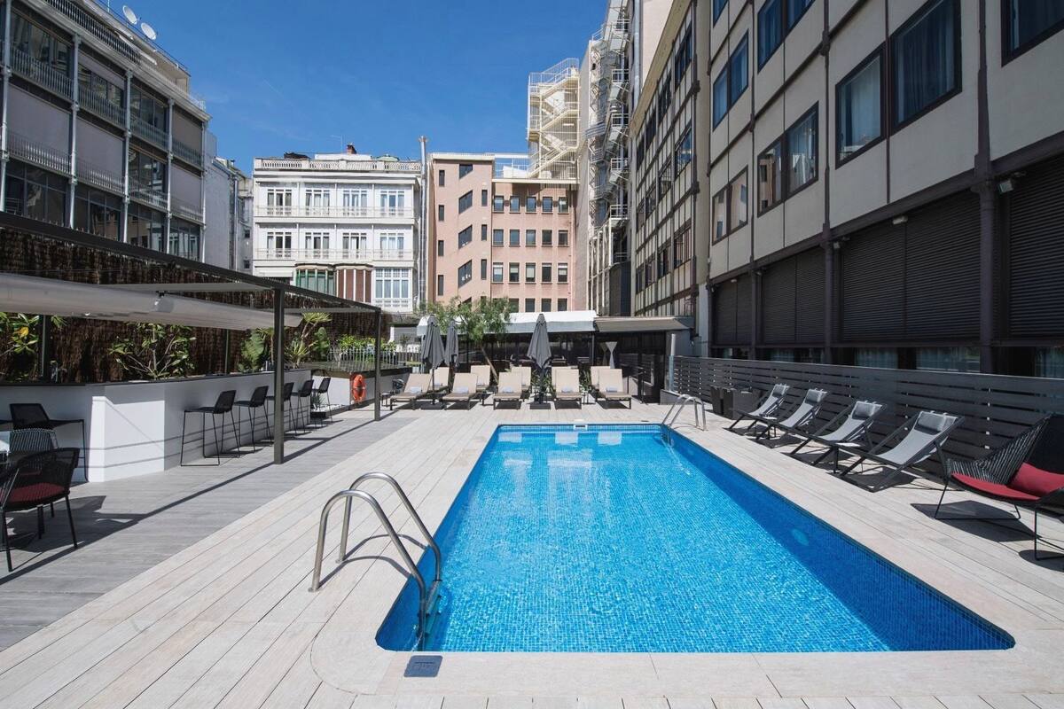 Piscina | Piscina externa, guarda-sóis, espreguiçadeiras