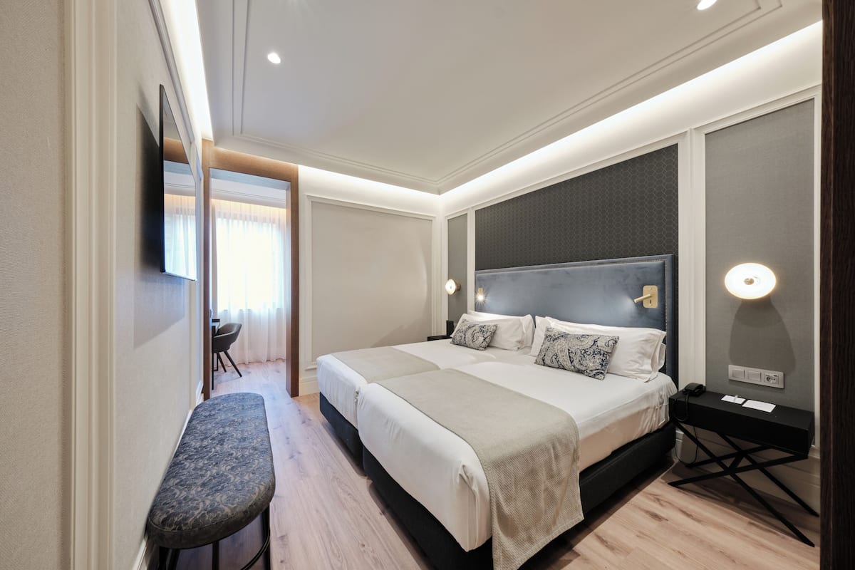 Frigobar, cofres nos quartos, escrivaninha, quartos à prova de som