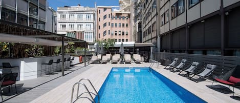 AuĂenpool, Sonnenschirme, LiegestĂŒhle