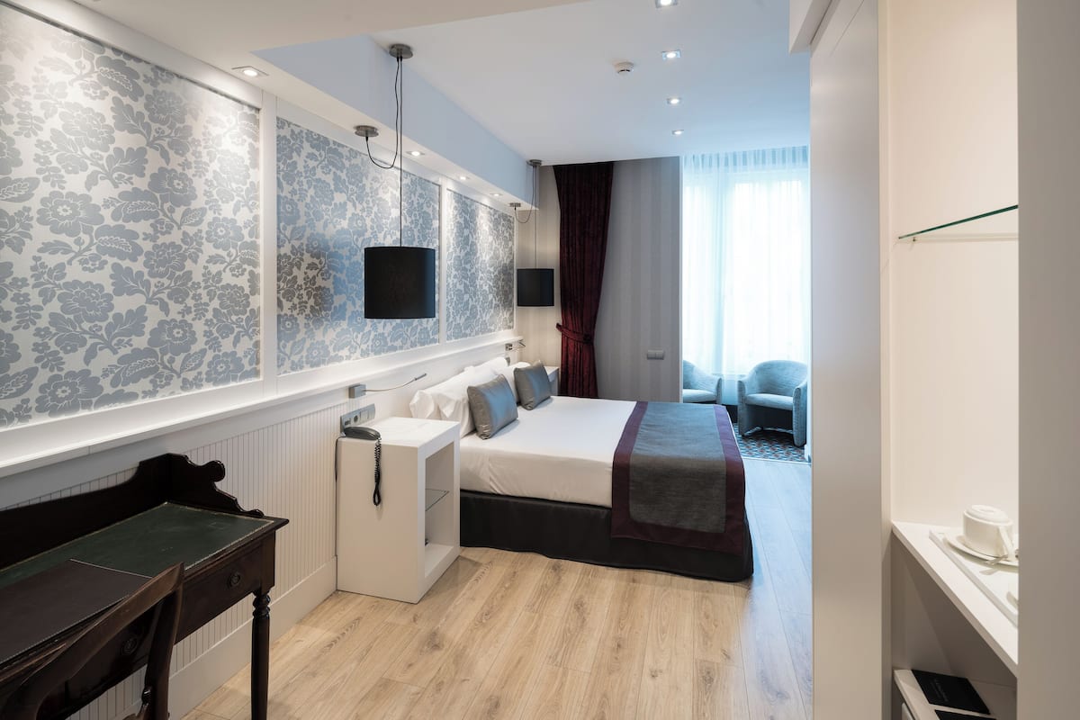 Frigobar, cofres nos quartos, escrivaninha, quartos à prova de som