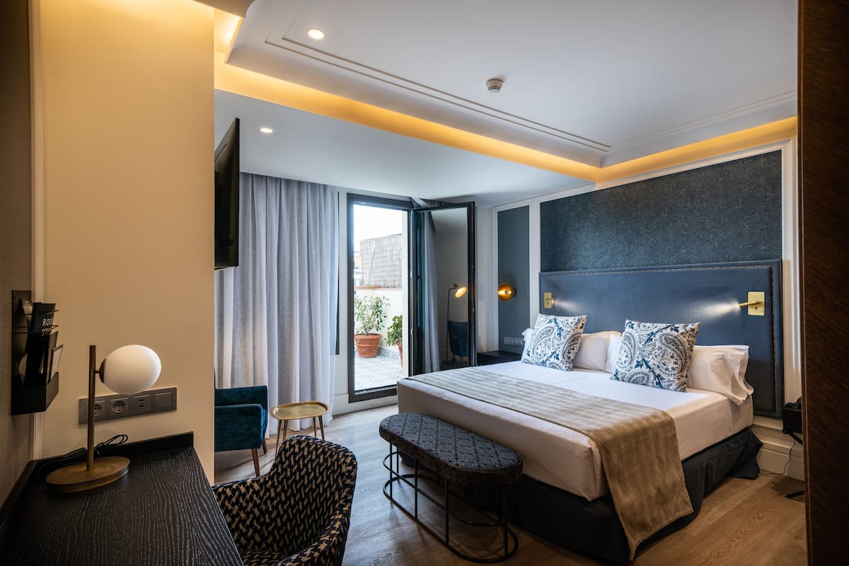 1 kamar tidur, minibar, brankas, dan meja kerja