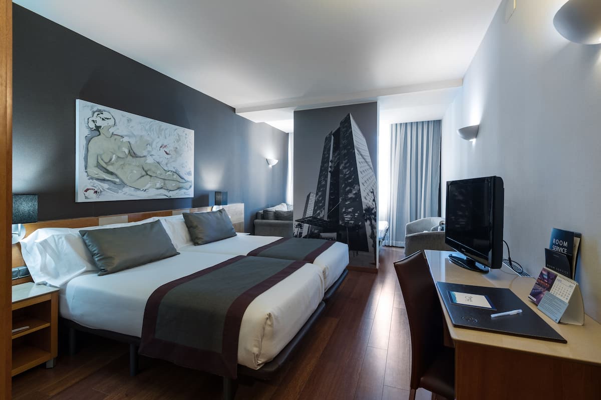 1 kamar tidur, minibar, brankas, dan meja kerja
