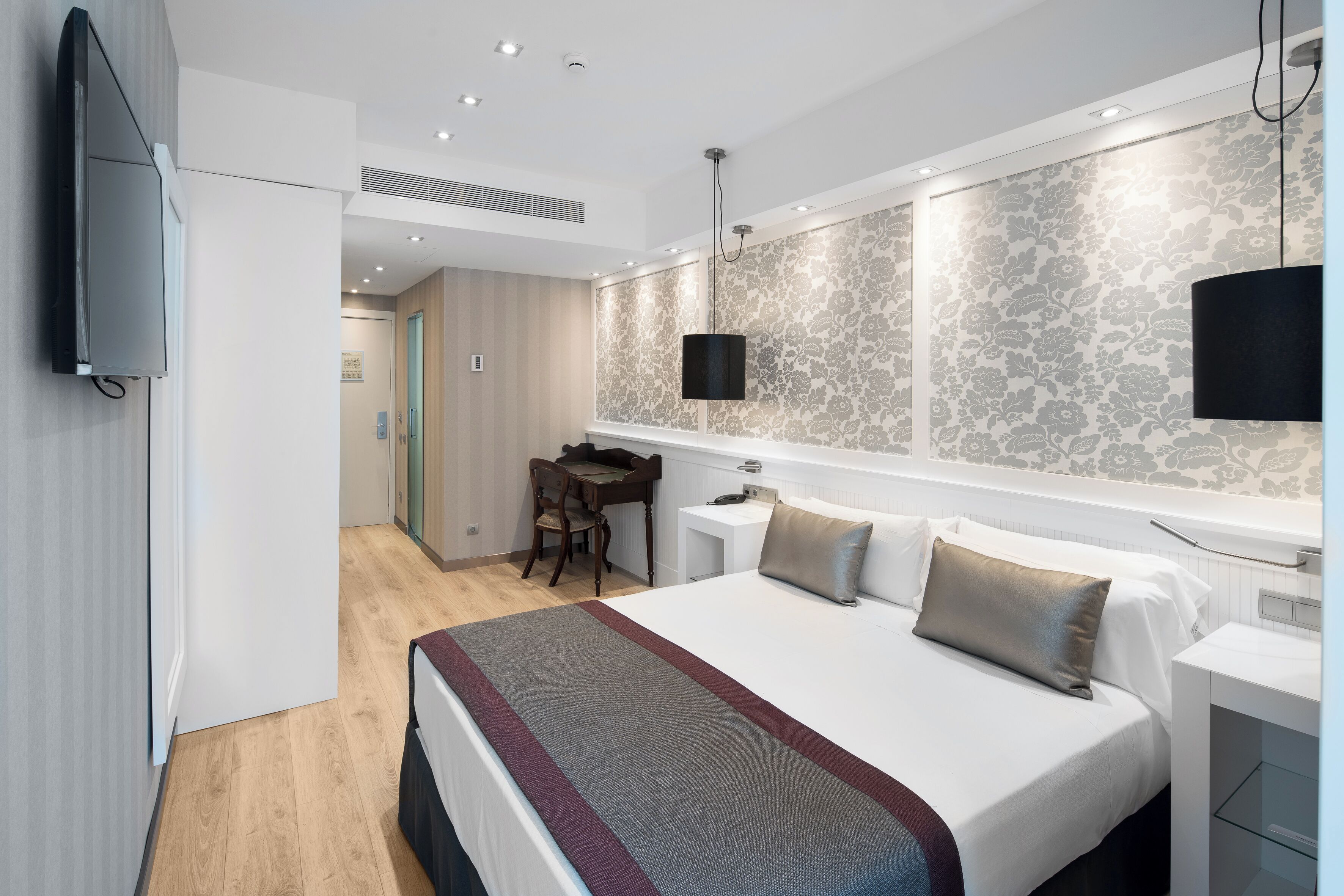 Frigobar, cofres nos quartos, escrivaninha, quartos à prova de som