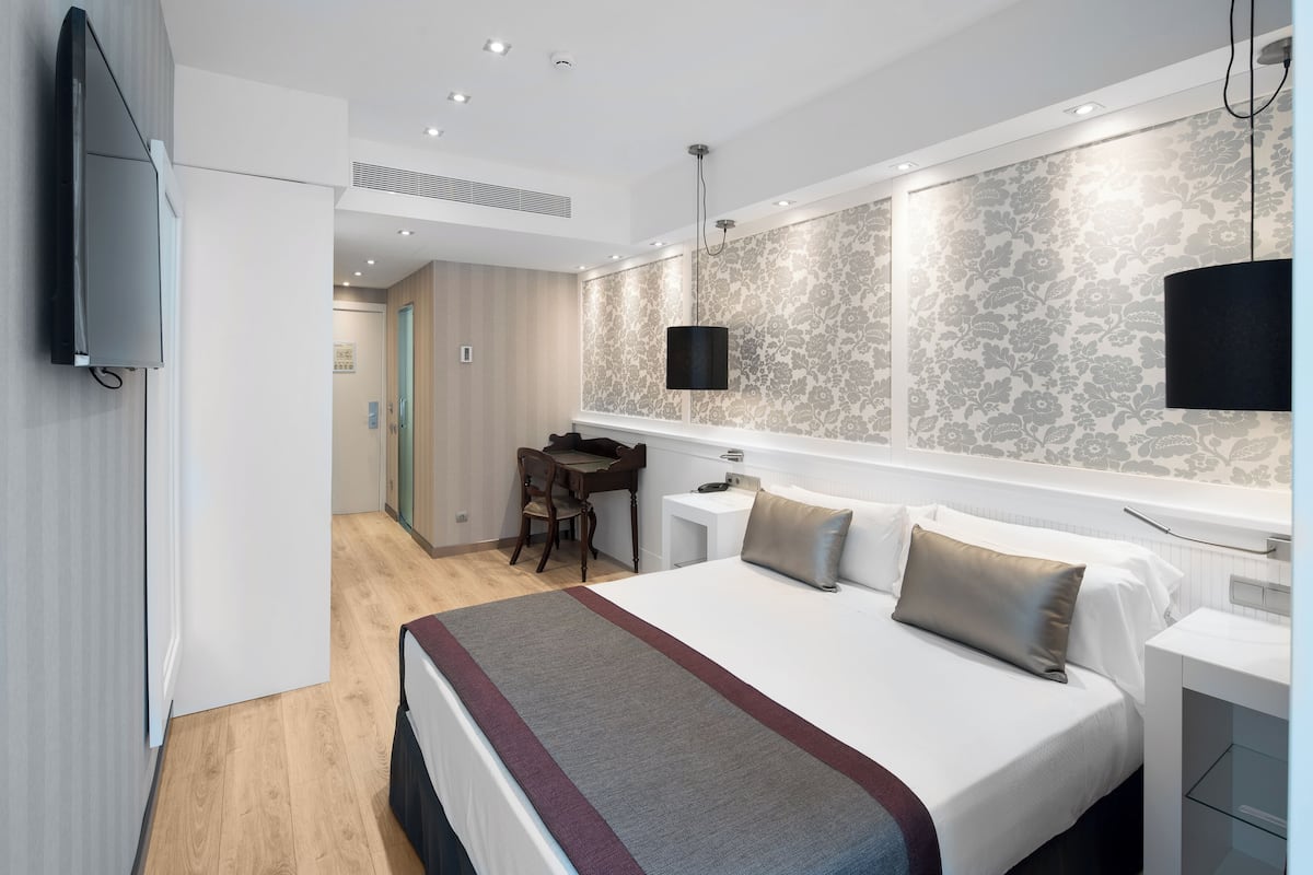 Frigobar, cofres nos quartos, escrivaninha, quartos à prova de som