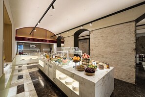 Daily buffet breakfast (EUR 25 per person) - Catalonia Plaza Cataluña (Barcelona)