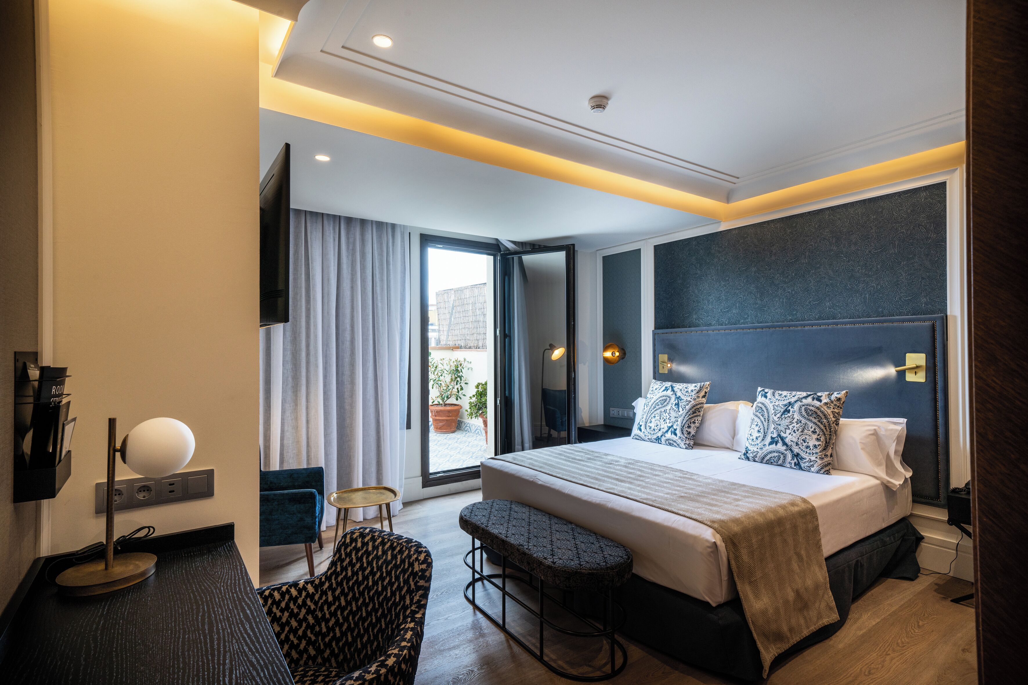 Frigobar, cofres nos quartos, escrivaninha, quartos à prova de som