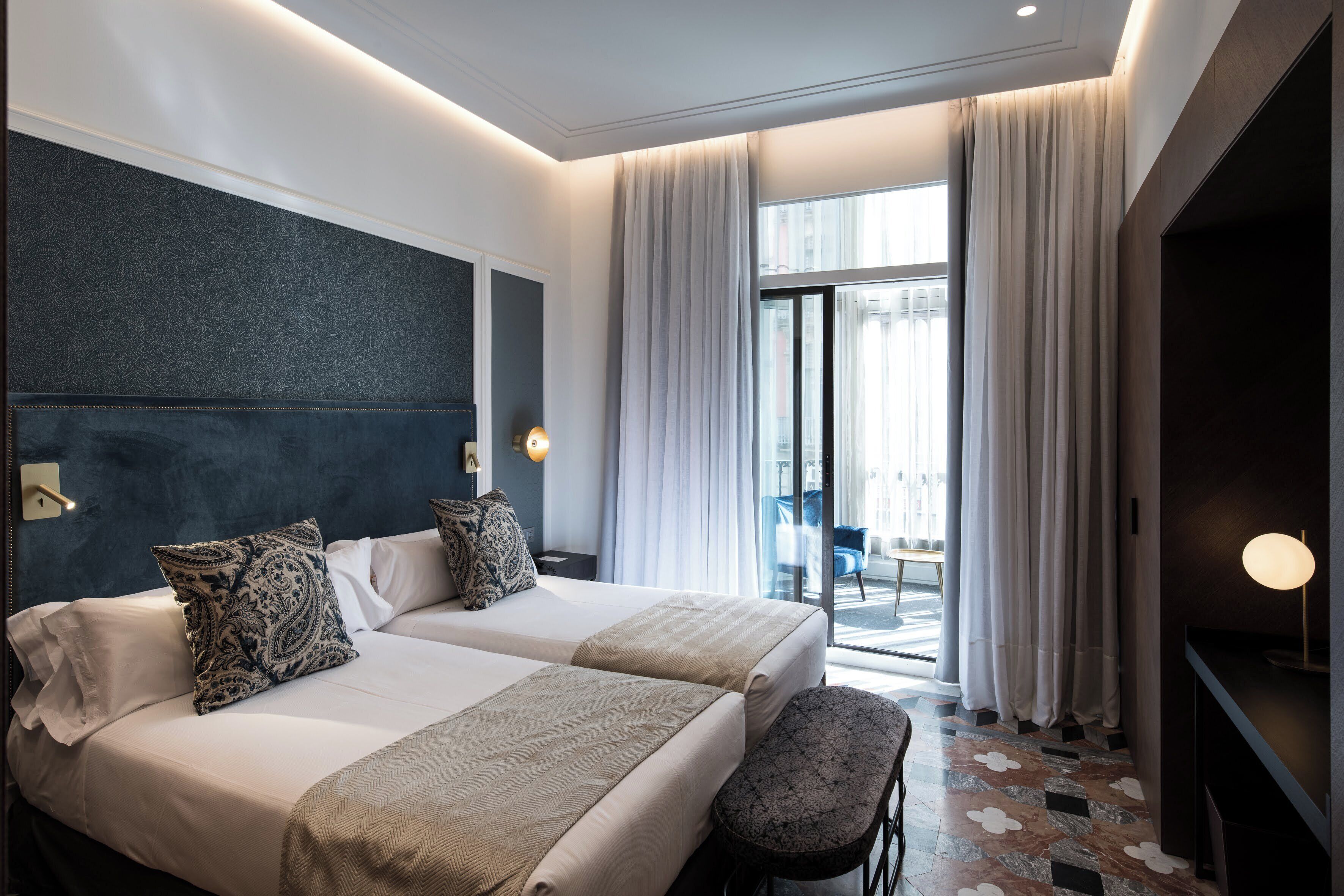 Frigobar, cofres nos quartos, escrivaninha, quartos à prova de som