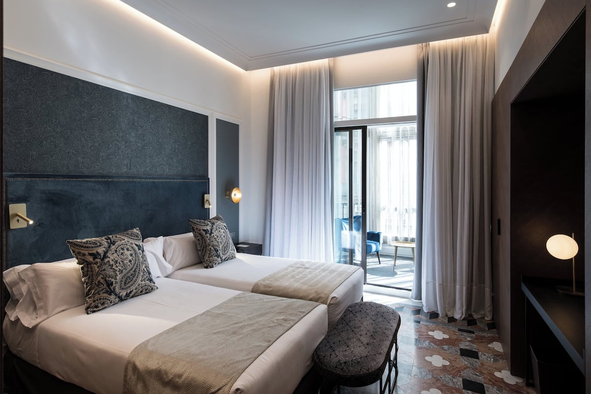 Frigobar, cofres nos quartos, escrivaninha, quartos à prova de som