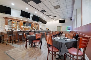 Bar (on property) - Clarion Hotel & Suites BWI Airport North (Baltimore)