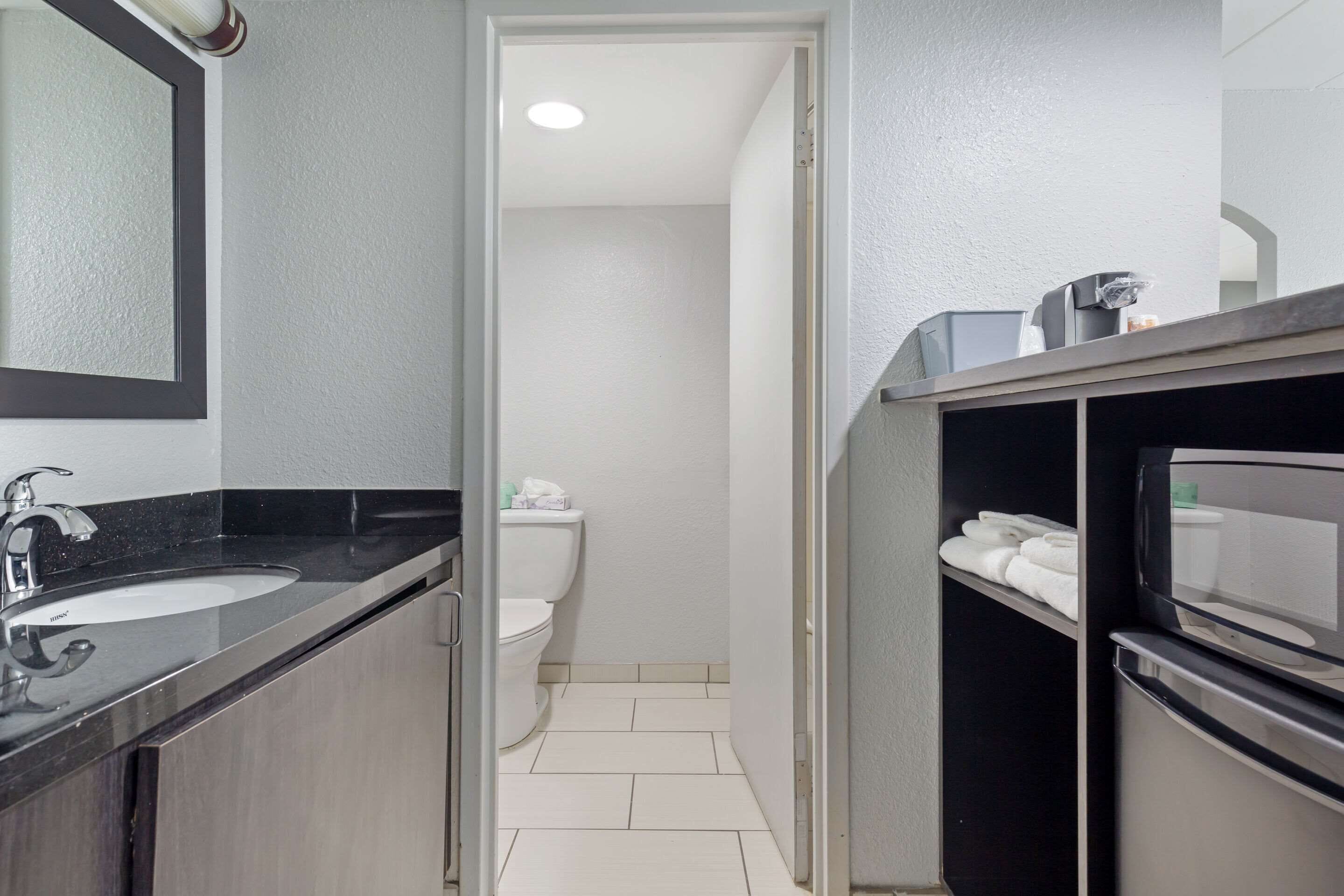 Tina con regadera, tina profunda, amenidades de baño gratuitas 