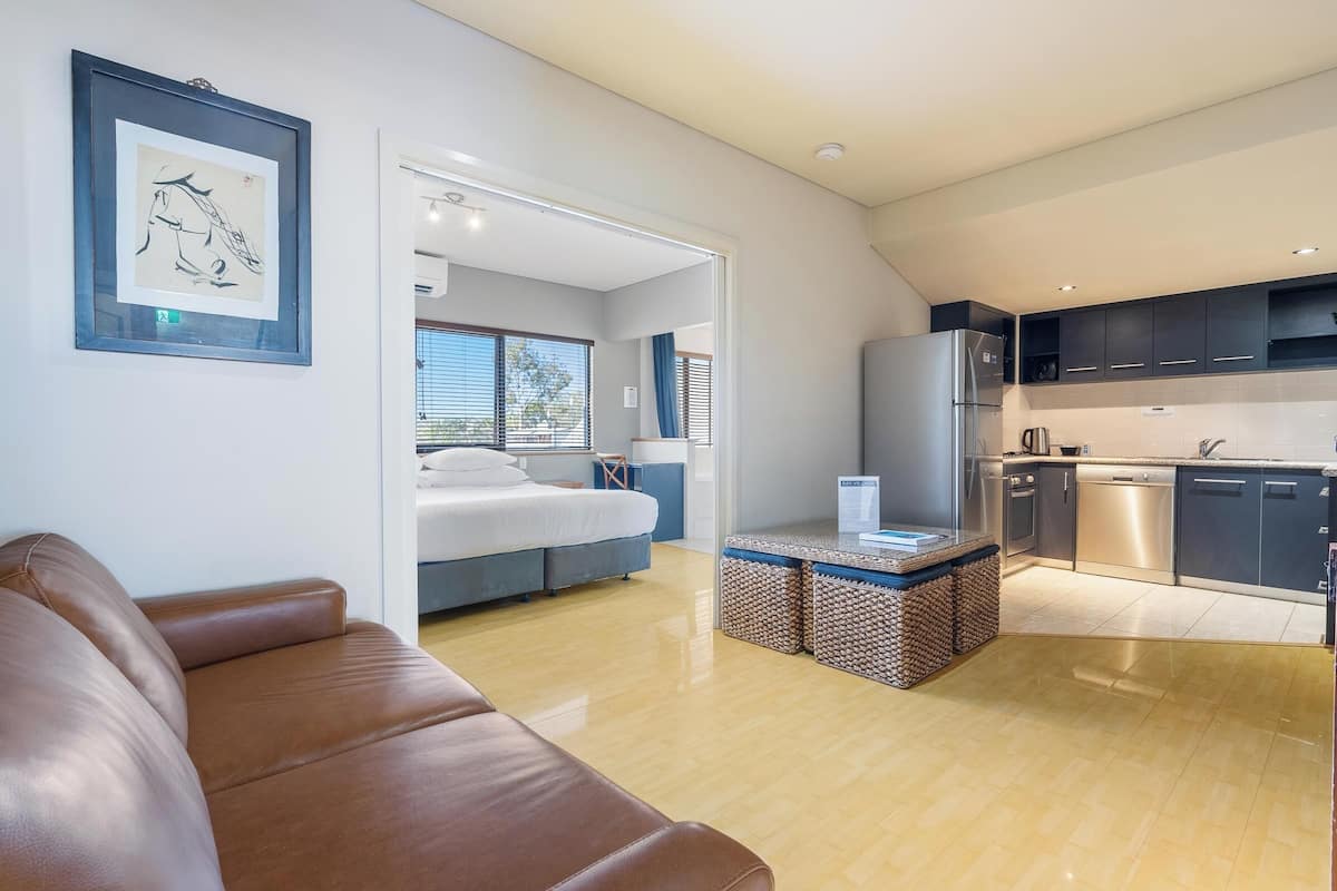 Studio Suite, 1 King Bed | 2 bedrooms, iron/ironing board, free WiFi, bed sheets