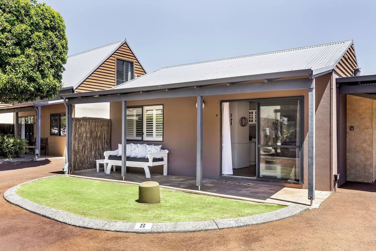 Cottage, 1 Bedroom | Iron/ironing board, WiFi (free), bed sheets