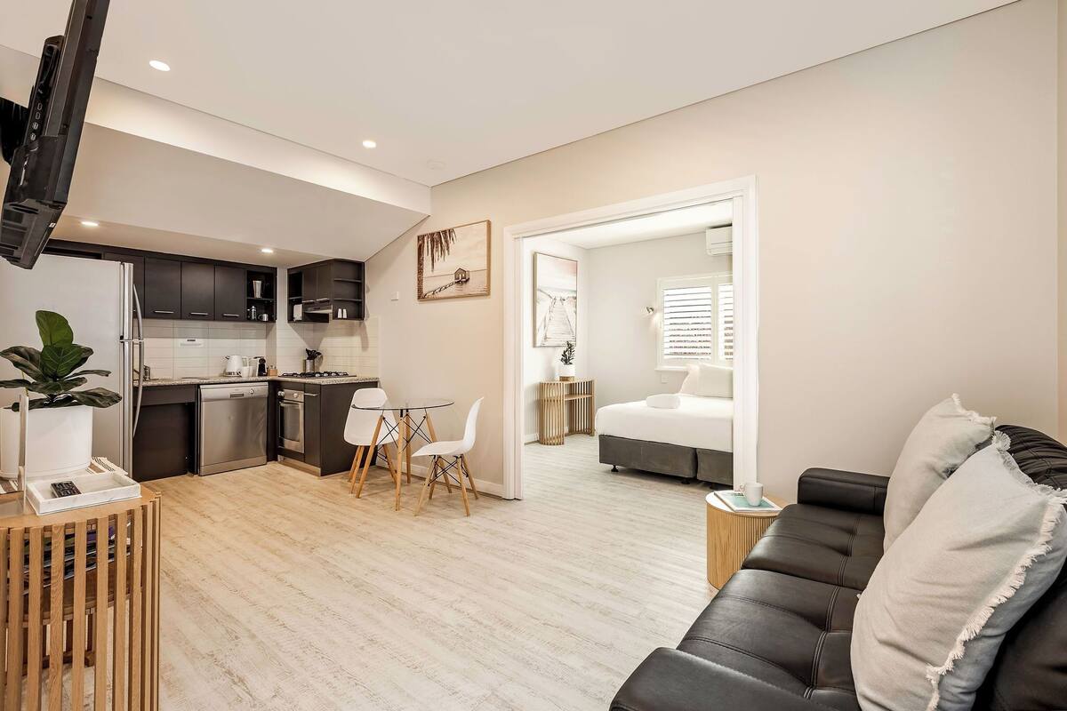 Double or Twin Room, Mobility Accessible | Iron/ironing board, WiFi (free), bed sheets