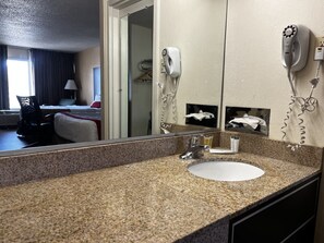 Habitación estándar, 2 camas Queen size | Baño | Tina con regadera, amenidades de baño gratuitas, toallas 