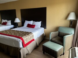 Ropa de cama de alta calidad, escritorio y cortinas blackout