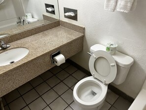 Combined shower/tub, free toiletries, towels
