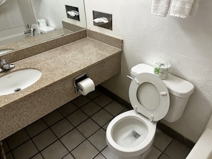 Combined shower/tub, free toiletries, towels