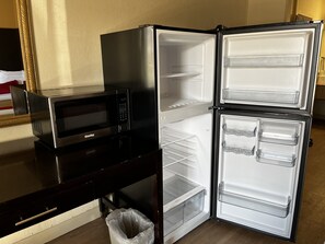 Standard Room, 2 Queen Beds | Mini-refrigerator