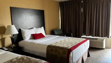 Habitación estándar, 2 camas Queen size | Área de sala de estar | Televisión