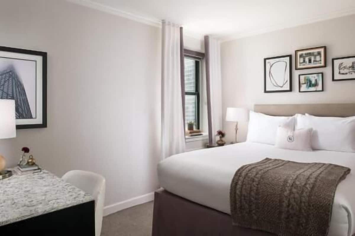 Hypo-allergenic bedding, in-room safe, desk, laptop workspace