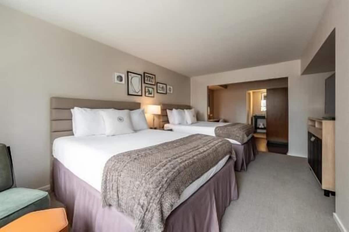 Hypo-allergenic bedding, in-room safe, desk, laptop workspace