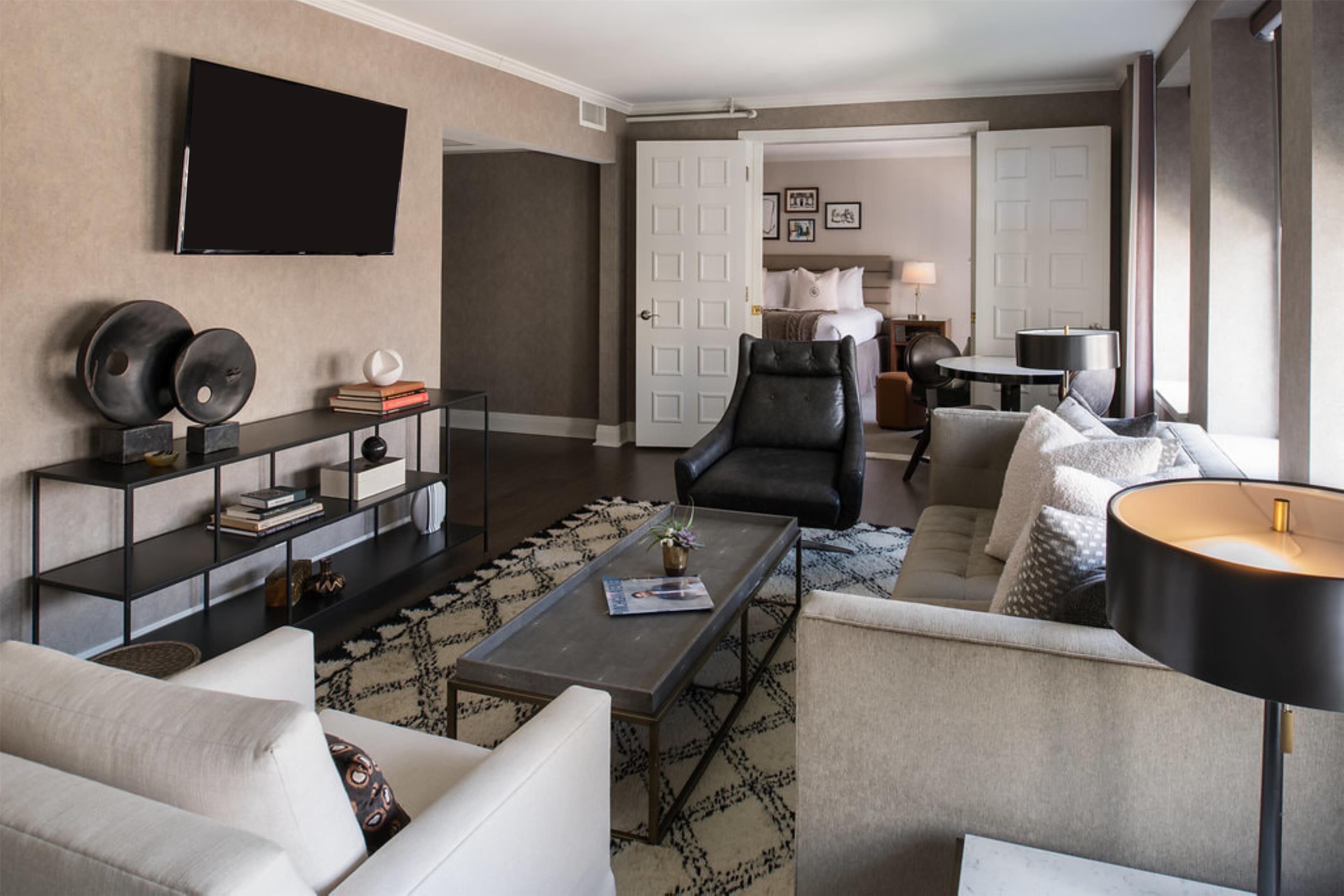 Suite, 1 très grand lit (2 Room) | Aire de séjour | Téléviseur ACL de 32 po avec télévision par câble, téléviseur