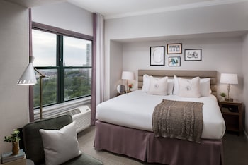 Hypo-allergenic bedding, in-room safe, desk, laptop workspace at Claridge House