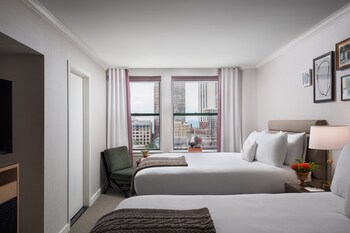 Hypo-allergenic bedding, in-room safe, desk, laptop workspace at Claridge House