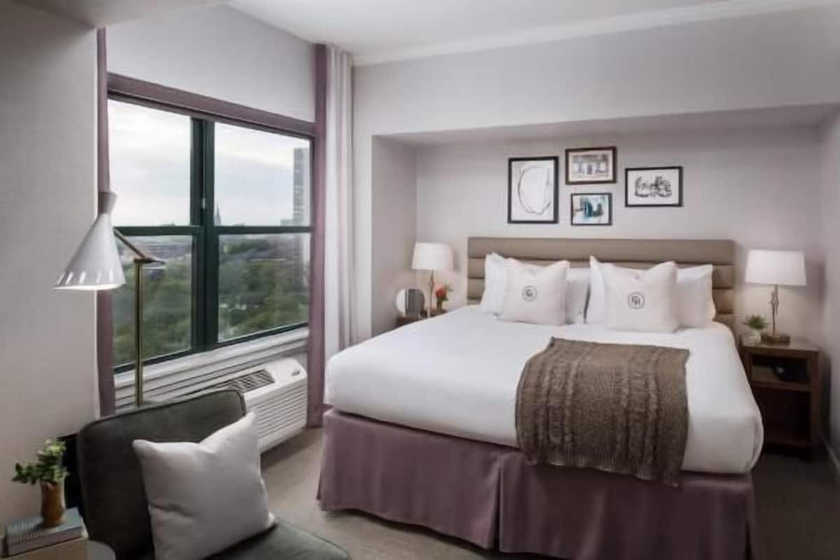 Hypo-allergenic bedding, in-room safe, desk, laptop workspace