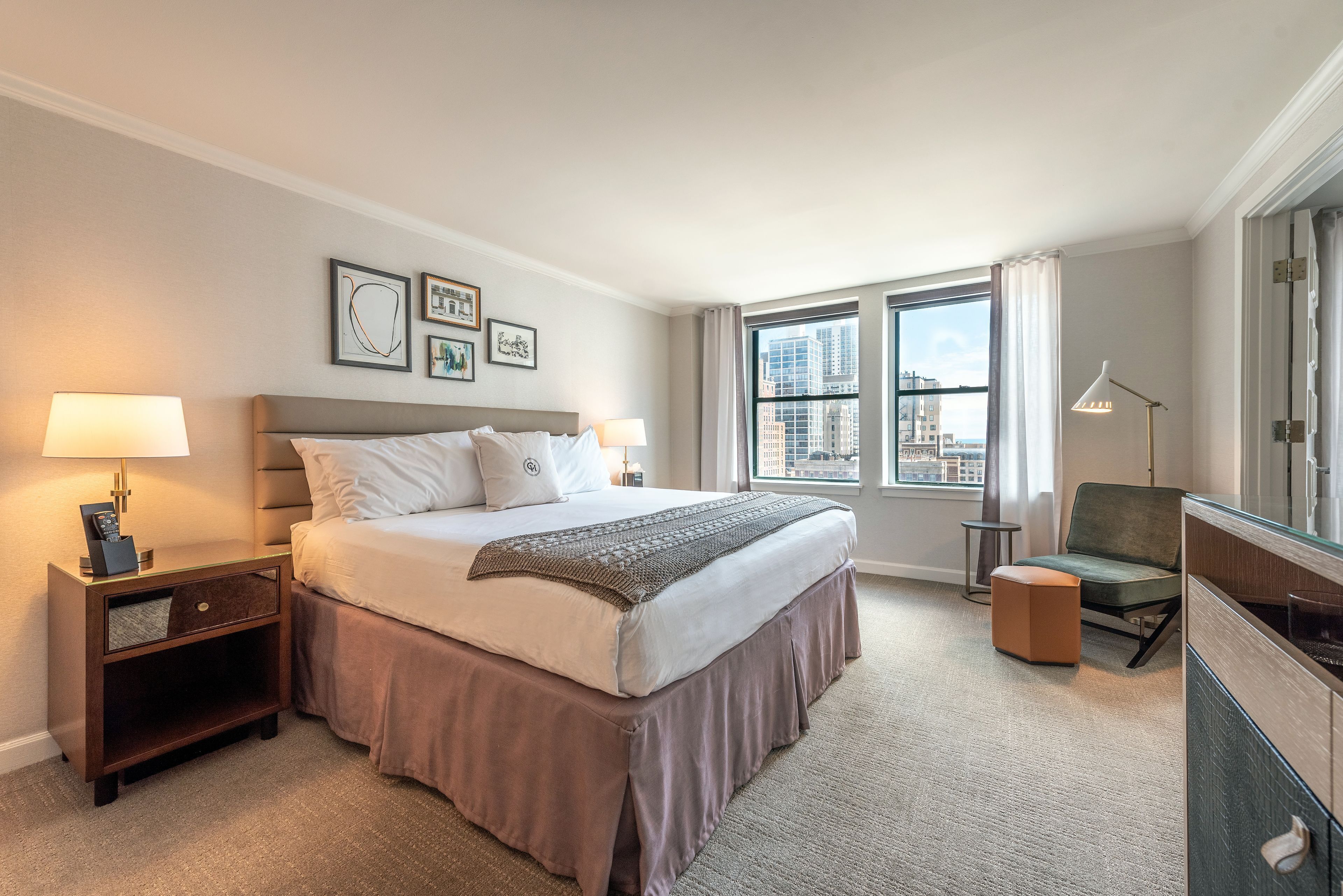 Hypoallergeen beddengoed, een kluis op de kamer, een bureau