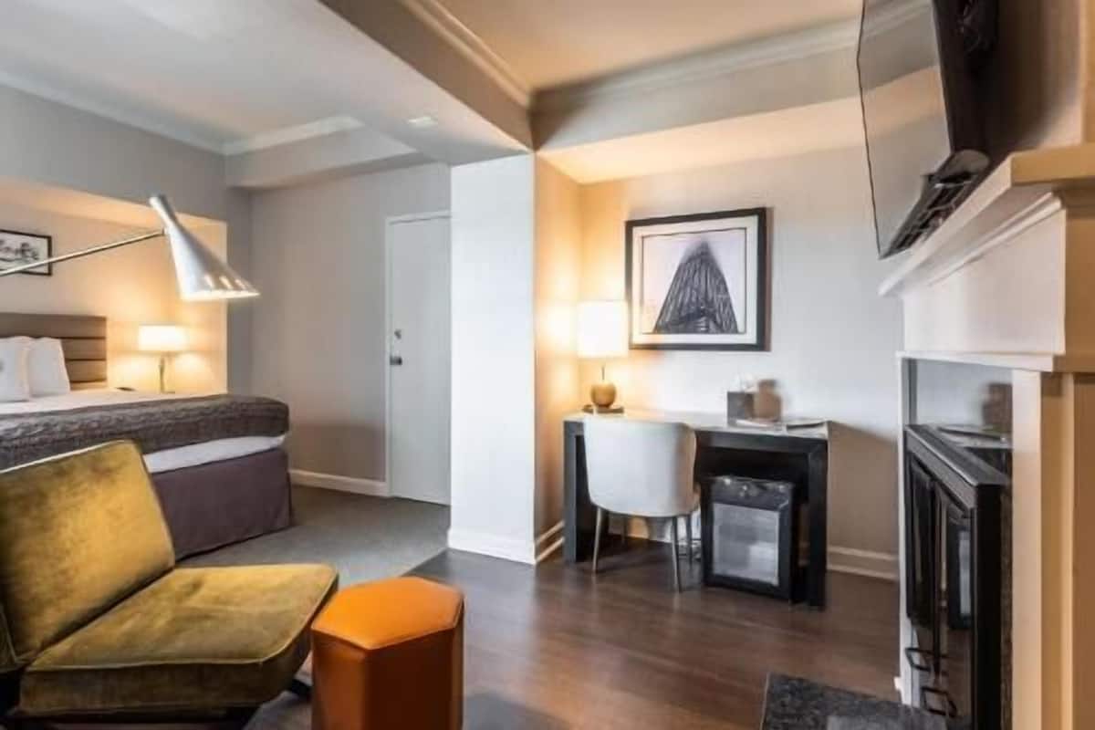 Hypo-allergenic bedding, in-room safe, desk, laptop workspace