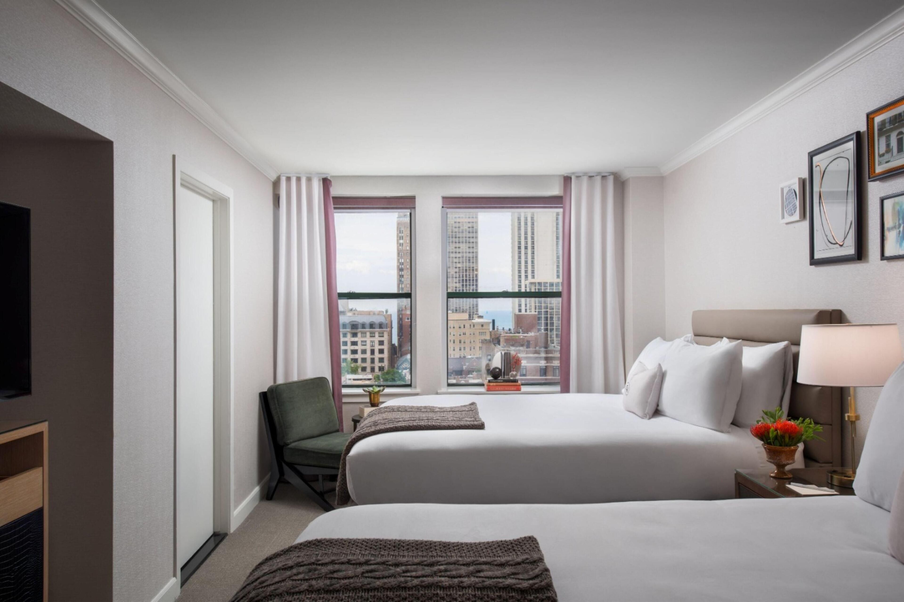 Chambre, 2 grands lits (Gold Coast View) | Literie hypoallergénique, coffre-fort, bureau