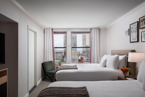 Chambre, 2 grands lits (Gold Coast View) | Literie hypoallergénique, coffre-fort, bureau