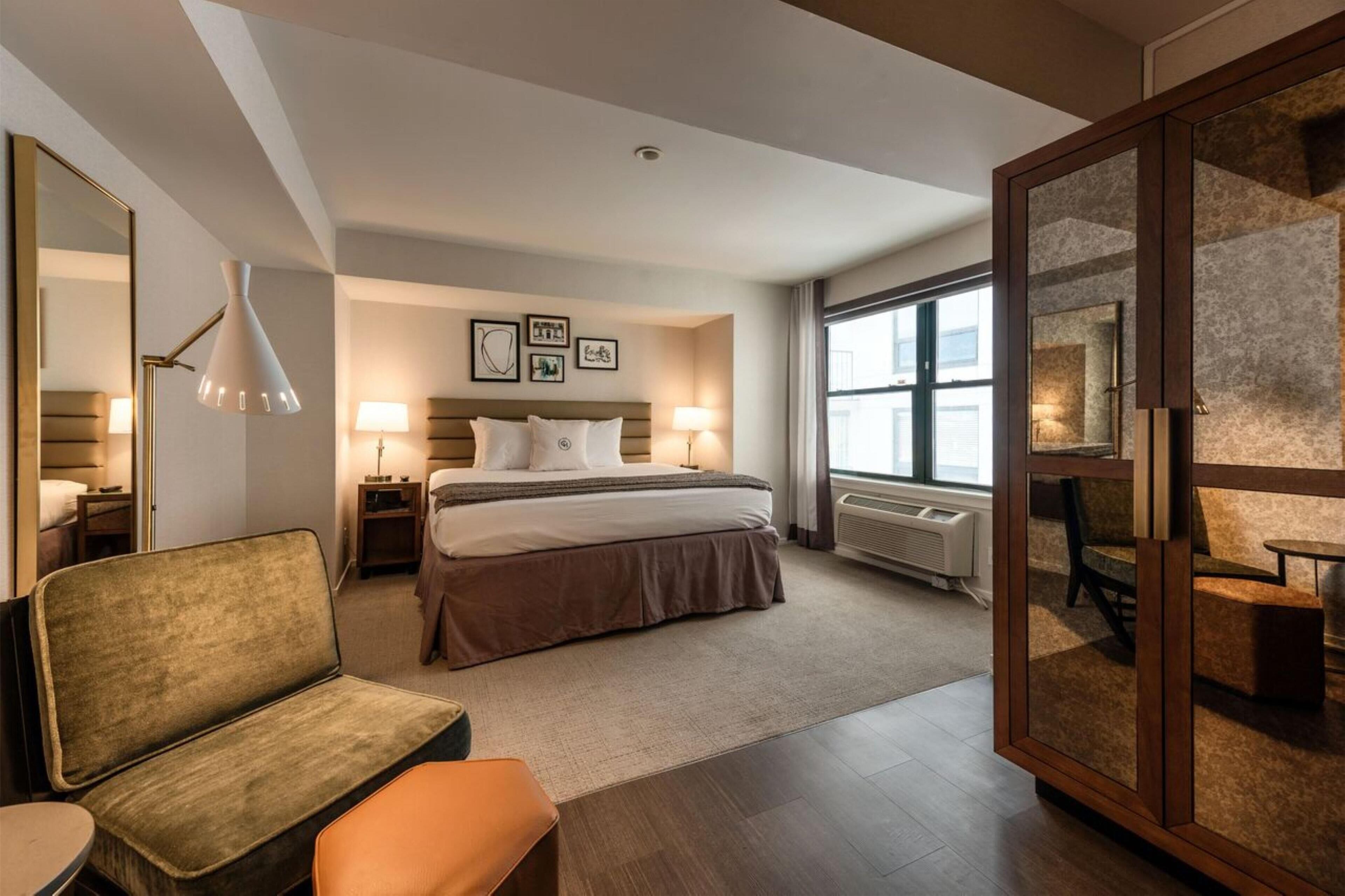 Chambre, 1 très grand lit, accessible aux personnes à mobilité réduite (Mobility, Roll-In Shower) | Literie hypoallergénique, coffre-fort, bureau