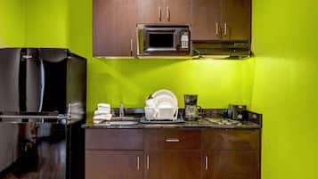 Deluxe Room, 1 Queen Bed, Non Smoking, Kitchenette
