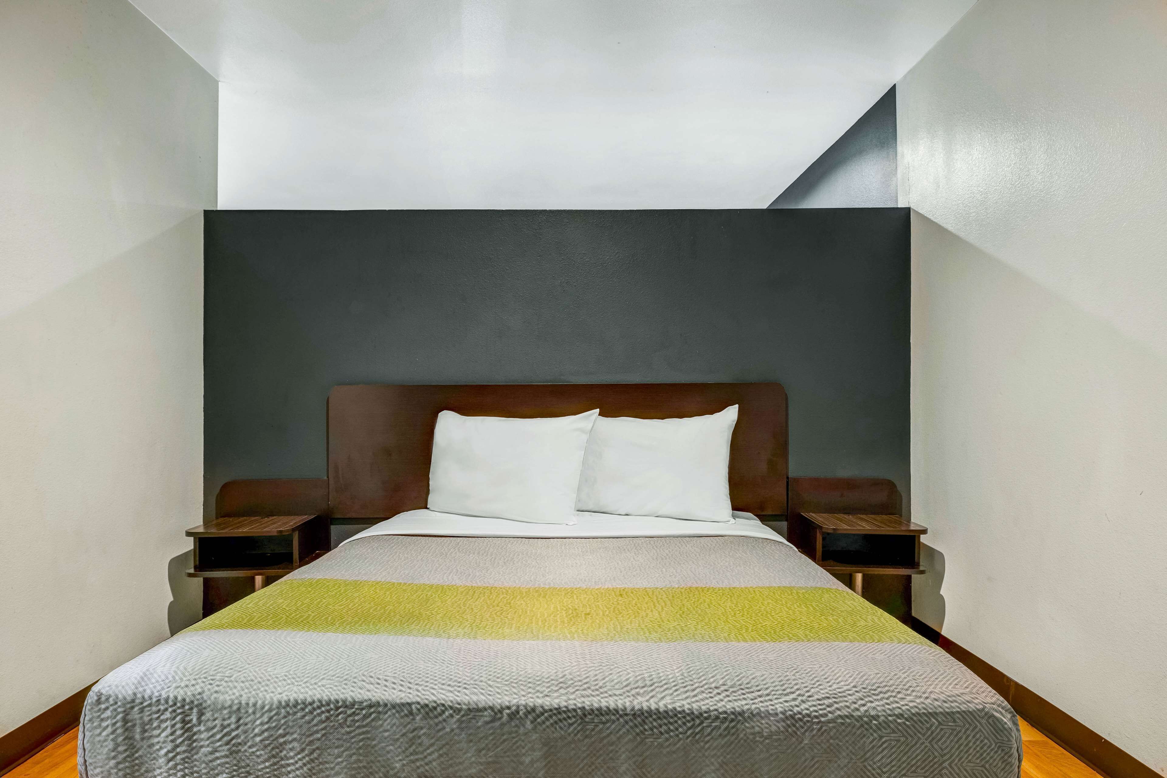 deluxe room, 1 queen bed, non smoking, kitchenette | free cots/infant beds, free wifi, bed sheets, alarm clocks