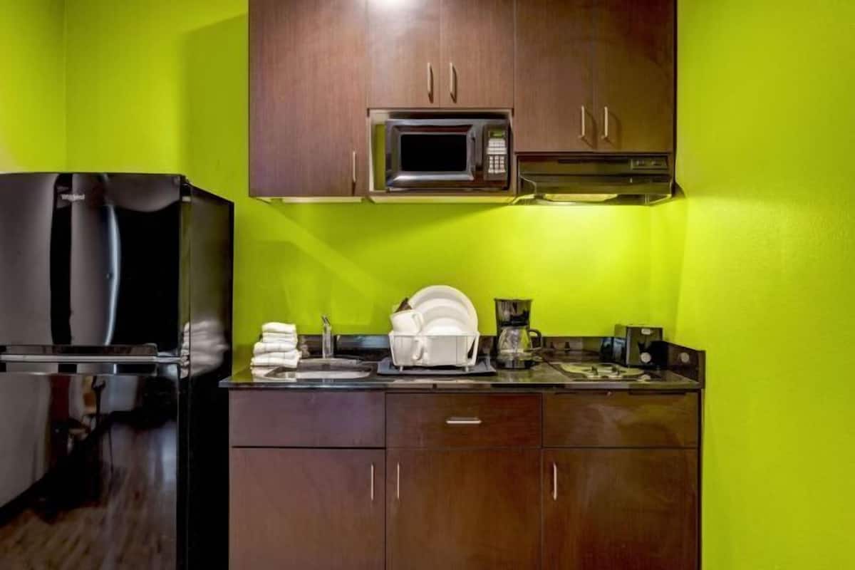 Coffee/tea maker, fridge, microwave, stovetop