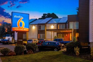 واجهة المنشأة - في المساء/الليل