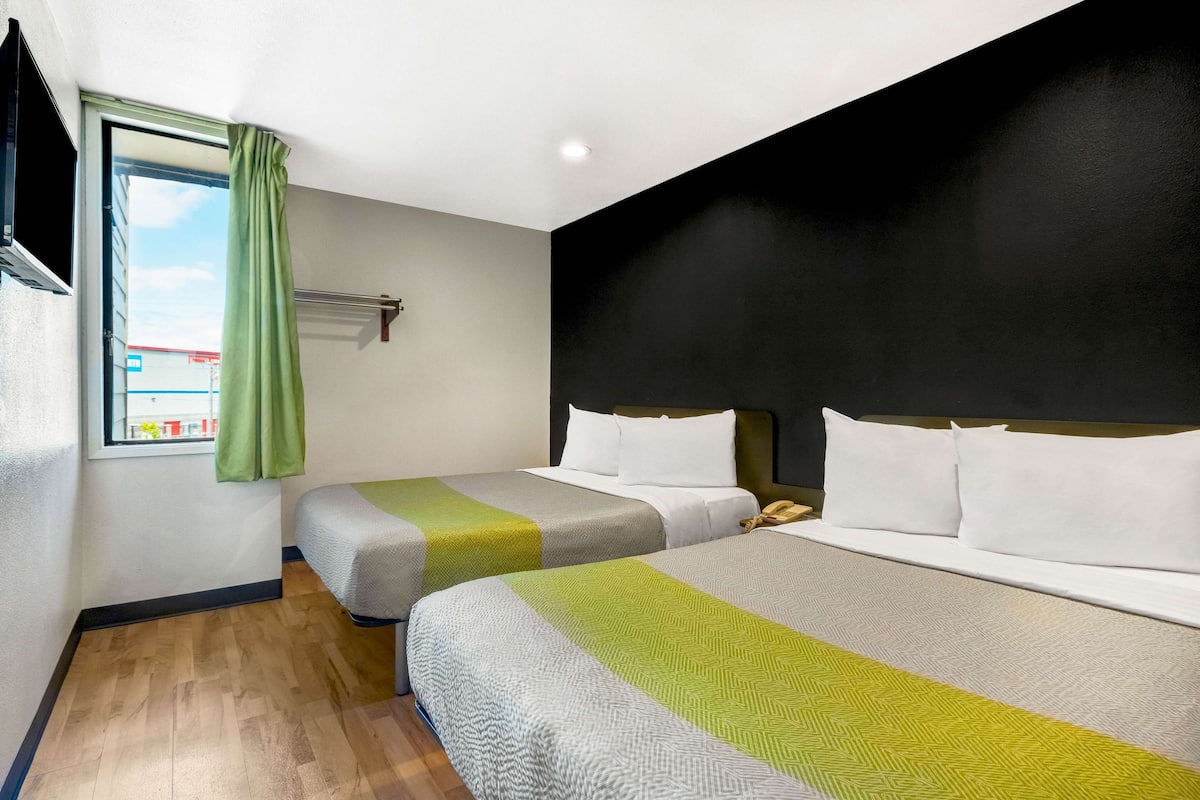 deluxe room, 2 double beds, non smoking, kitchenette | free cots/infant beds, free wifi, bed sheets, alarm clocks