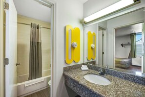 Combined shower/tub, hair dryer, towels